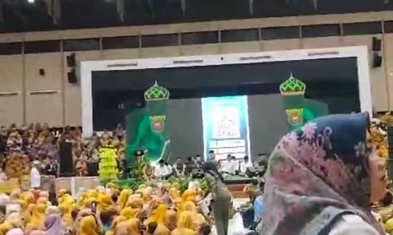 PLT Lurah dan Seklur Air Hitam Hadiri Maulid Nabi di Gor Segiri